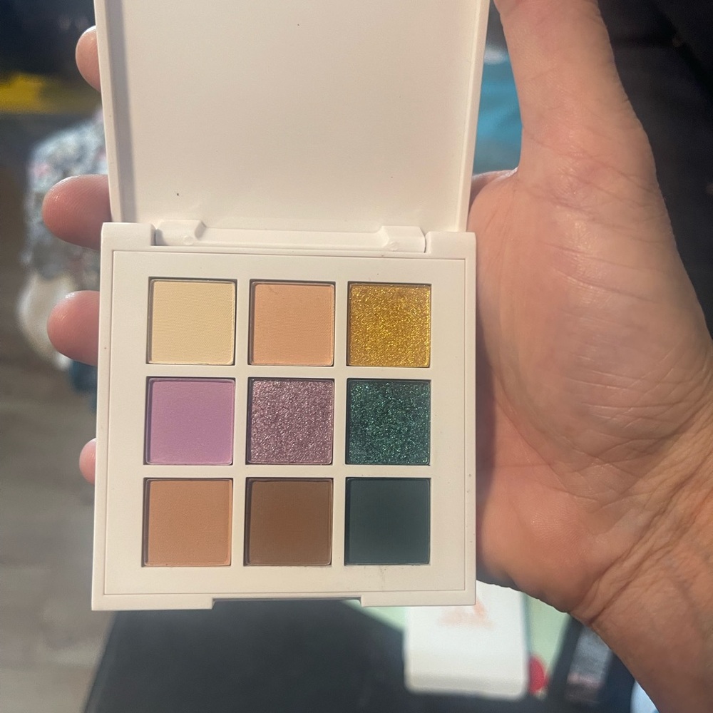 Gold and Purple Eye Cream for Radiant Skincare